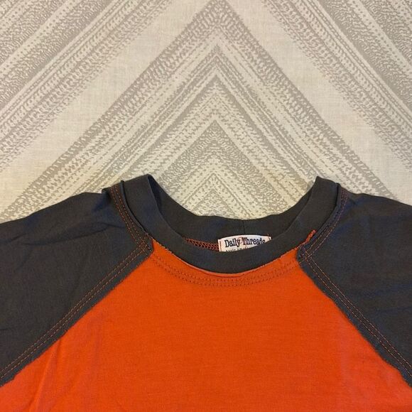 Daily Threads Boys Orange & Gray Distressed Hem Short Sleeve T-Shirt: Size 4 - Picture 2 of 6